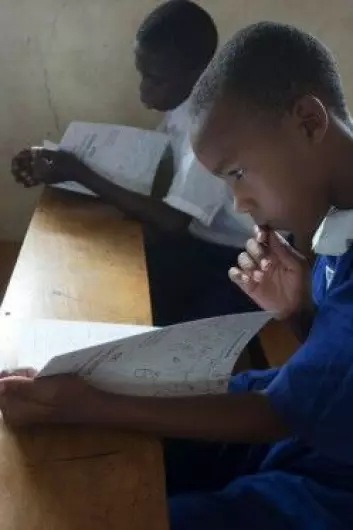 Ugandiske elever fordyper seg i lærebøkene om helse. (Foto: Sarah Rosenbaum/Informed Health Choices)