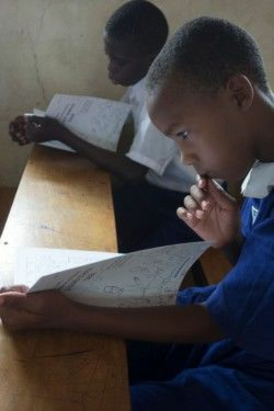 Ugandiske elever fordyper seg i lærebøkene om helse. (Foto: Sarah Rosenbaum/Informed Health Choices)