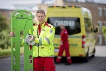 Per Kristian Hyldmo viser fram utstyret ambulansepersonell bruker når de tar i bruk traumesideleie. (Foto: Fredrik Naumann, SNLA) Per Kristian Hyldmo viser fram utstyret ambulansepersonell bruker når de tar i bruk traumesideleie. (Foto: Fredrik Naumann, SNLA)