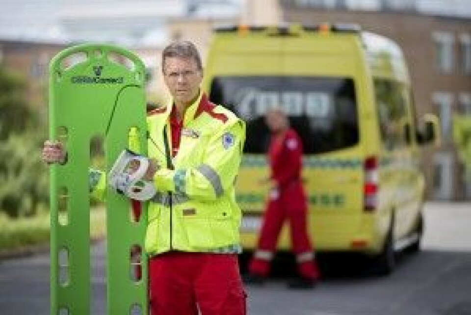 Per Kristian Hyldmo viser fram utstyret ambulansepersonell bruker når de tar i bruk traumesideleie. (Foto: Fredrik Naumann, SNLA)
