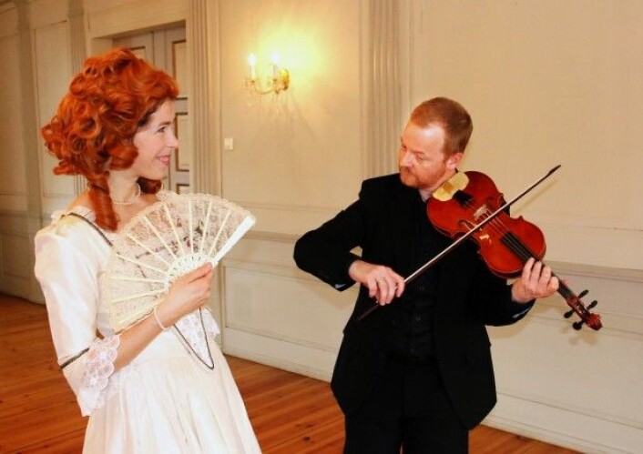 Dansekunstner Elizabeth Svarstad og Sigurd Imsen i menuettmodus. Sigurd Imsen spiller barokkfiolin i Norsk Barokkorkester, og er også ansatt i førstefiolinistgruppen i Trondheim Symfoniorkester. (Foto: Idun Haugan/NTNU) Dansekunstner Elizabeth Svarstad og Sigurd Imsen i menuettmodus. Sigurd Imsen spiller barokkfiolin i Norsk Barokkorkester, og er også ansatt i førstefiolinistgruppen i Trondheim Symfoniorkester. (Foto: Idun Haugan/NTNU)