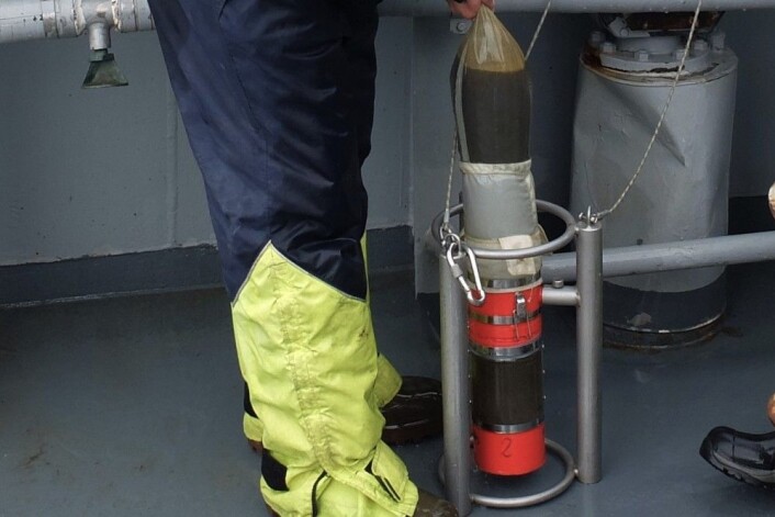 Da forskning.no var med forskerne for å ta prøver fra KV «Svalbard», var det så mye plankton i vannet at det nesten ikke var plass i prøvetanken. (Foto: Eivind Torgersen) Da forskning.no var med forskerne for å ta prøver fra KV «Svalbard», var det så mye plankton i vannet at det nesten ikke var plass i prøvetanken. (Foto: Eivind Torgersen)