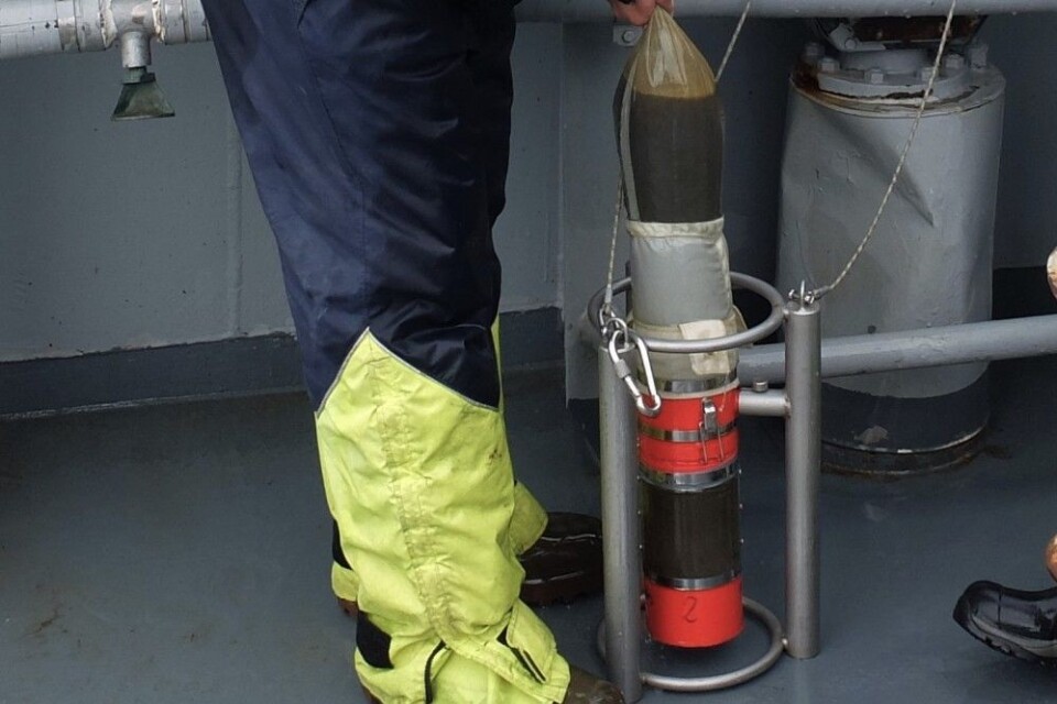 Da forskning.no var med forskerne for å ta prøver fra KV «Svalbard», var det så mye plankton i vannet at det nesten ikke var plass i prøvetanken. (Foto: Eivind Torgersen)