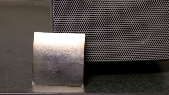 Forskerne har kalt den nye teknologien ferroelectret nanogenerator, eller FENG. Flaket kan bygges inn i stoff, for eksempel i et flagg, ifølge forskerne. (Foto: Michigan State University) Forskerne har kalt den nye teknologien ferroelectret nanogenerator, eller FENG. Flaket kan bygges inn i stoff, for eksempel i et flagg, ifølge forskerne. (Foto: Michigan State University)