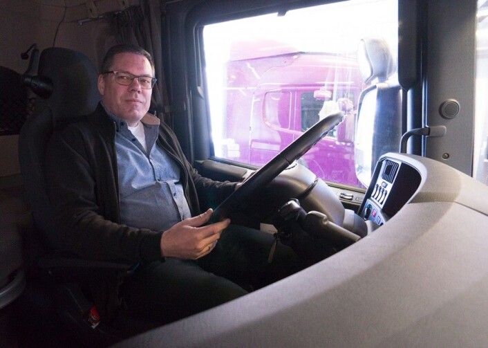 Rekruttering er viktig for utviklingsleder Bjørn Iversen i Kongsberg Automotive, her bak rattet i lastebilen han besøkte NTNU med tidligere i år. (Foto: Arnfinn Christensen, forskning.no) Rekruttering er viktig for utviklingsleder Bjørn Iversen i Kongsberg Automotive, her bak rattet i lastebilen han besøkte NTNU med tidligere i år. (Foto: Arnfinn Christensen, forskning.no)