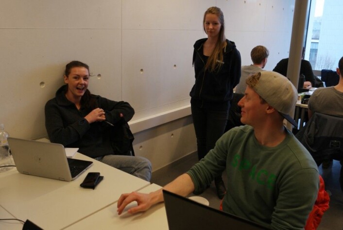 I full fortrolighet: Veiledningassistent Martine Gran (bak) satser på aha-opplevelser fra studentene selv i møtet med Lene Finsveen og Ole Øystein Barsch. (Foto: Arnfinn Christensen, forskning.no) I full fortrolighet: Veiledningassistent Martine Gran (bak) satser på aha-opplevelser fra studentene selv i møtet med Lene Finsveen og Ole Øystein Barsch. (Foto: Arnfinn Christensen, forskning.no)