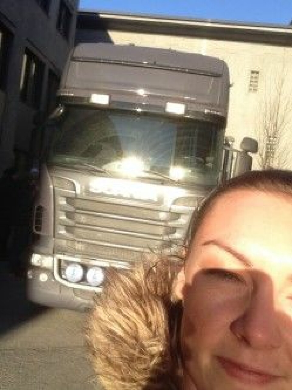 Populært besøk fra Kongsberg Automotive: NTNU-student Lene Finsveen tok selfie foran en av lastebilene fra bedriften. (Foto: Lene Finsveen)