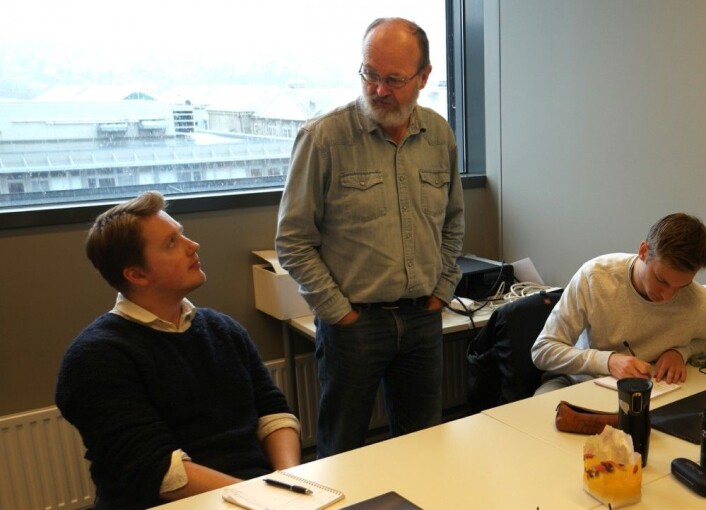 Hvordan går det med planleggingen av den selvstyrte lastebilkolonnen? Svein-Olaf Hvasshovd peiler framdriften i gruppa til Jonas Gunnarshaug Lien og Anders Magnus Gildberg. (Foto: Arnfinn Christensen, forskning.no) Hvordan går det med planleggingen av den selvstyrte lastebilkolonnen? Svein-Olaf Hvasshovd peiler framdriften i gruppa til Jonas Gunnarshaug Lien og Anders Magnus Gildberg. (Foto: Arnfinn Christensen, forskning.no)