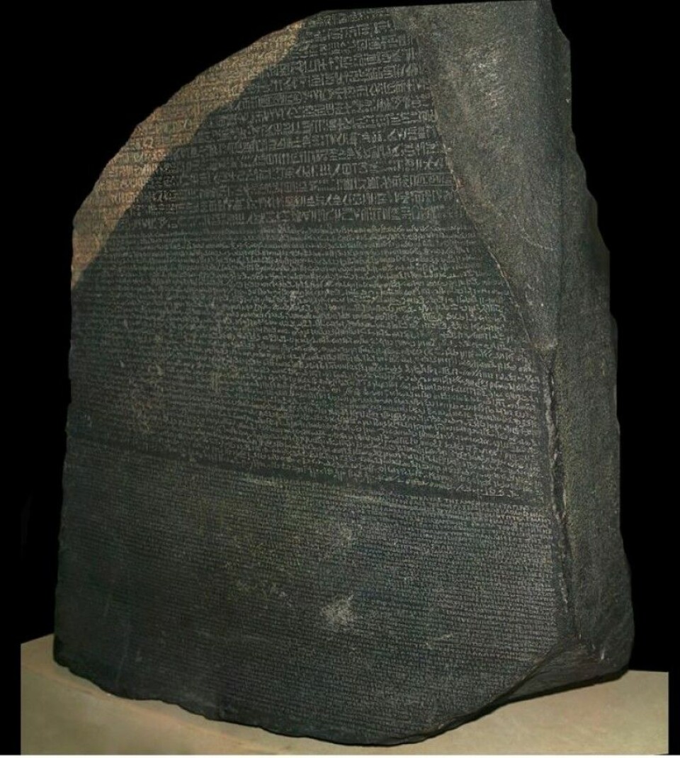Inskripsjonen på Rosetta-steinen er fra år 9 av Ptolemaios 5s regjeringsperiode (196 f.Kr.). Ifølge Store norske leksikon beskriver teksten en pakt mellom kongen og tempelvesenet i Egypt. (Foto: Hans Hillewaert, Creative Commons)