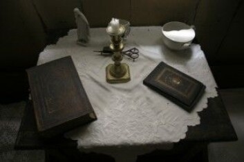 Bord på pasientrom ved St. Jørgens Hospital. Bibel og Jesus-skikkelse med sentral plassering. (Foto: Andreas R. Graven) Bord på pasientrom ved St. Jørgens Hospital. Bibel og Jesus-skikkelse med sentral plassering. (Foto: Andreas R. Graven)