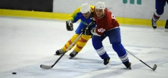 Ishockeyspillere skades i sammenstøt i høy fart. (Foto: iStockphoto)